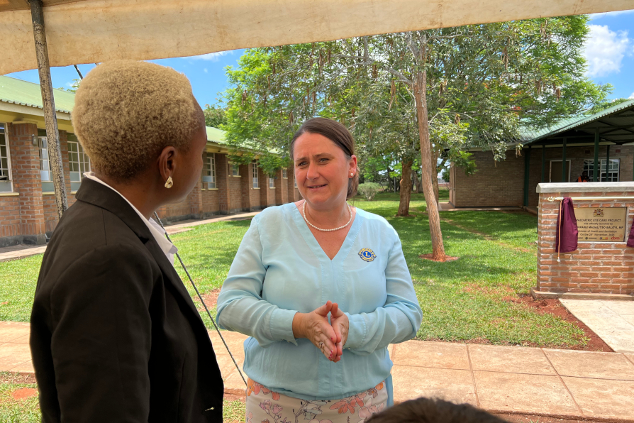 Silke Grunow (Stiftung der Deutschen Lions) im Austausch mit Klinikdirektorin Dr. Kayambo.