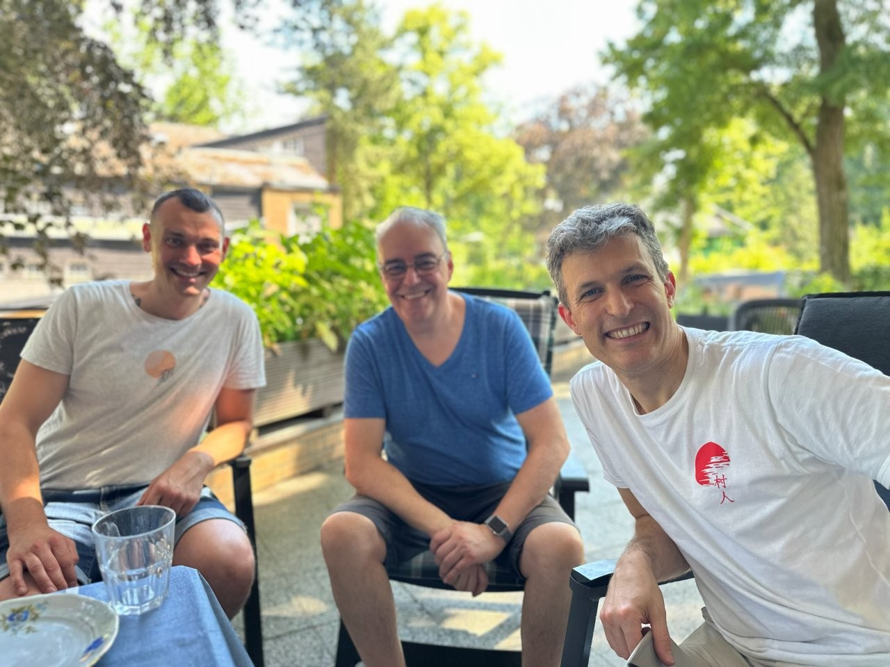 Drei Lionsmitglieder sitzen auf der Terrasse