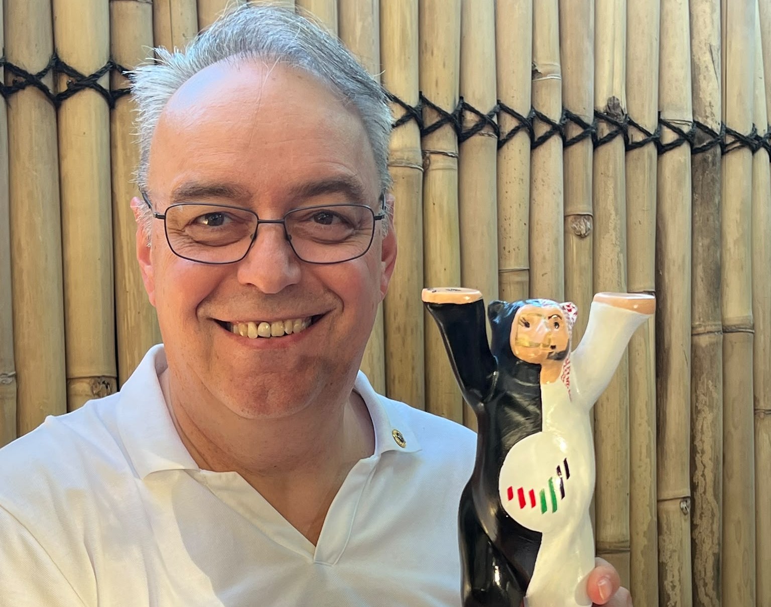 Ein Mann hält eine Bären-Figur