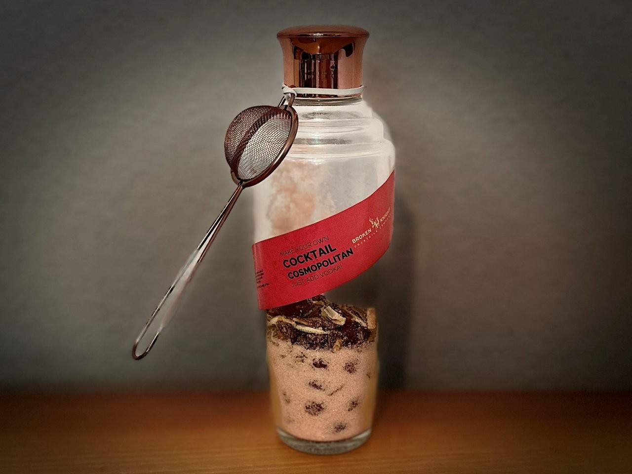 Cocktail-Shaker aus Glas mit enthaltenen Zutaten aus Zucker und Trockenrüchten
