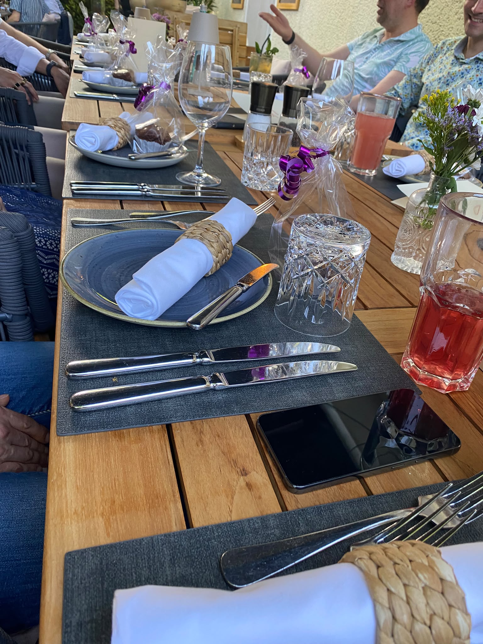 Ein stilvoll gedeckter Tisch mit Geschirr, Gläsern und Dekorationselementen in einem Restaurant.