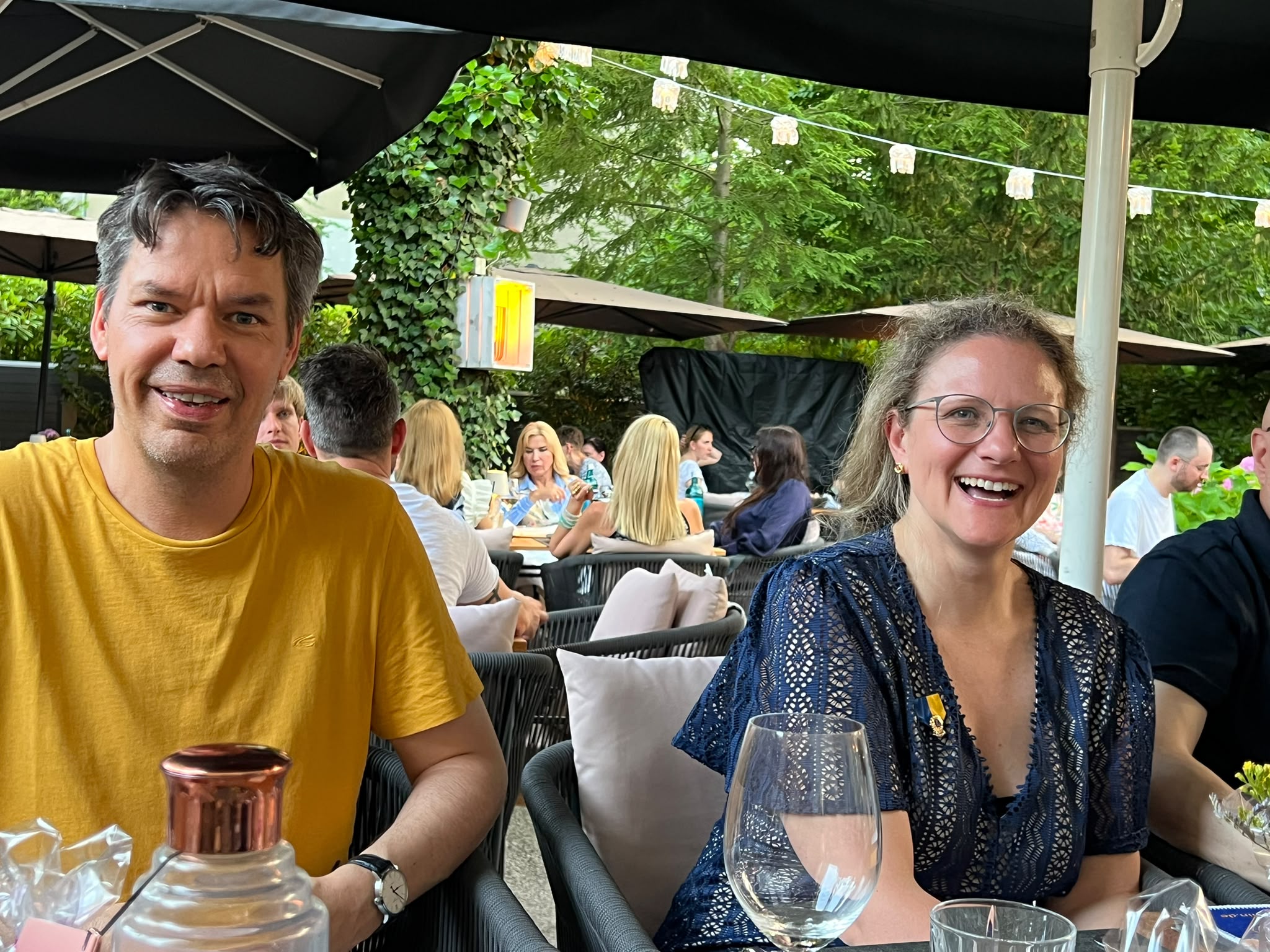 Ein Mann und eine Frau lachen in die Kamera