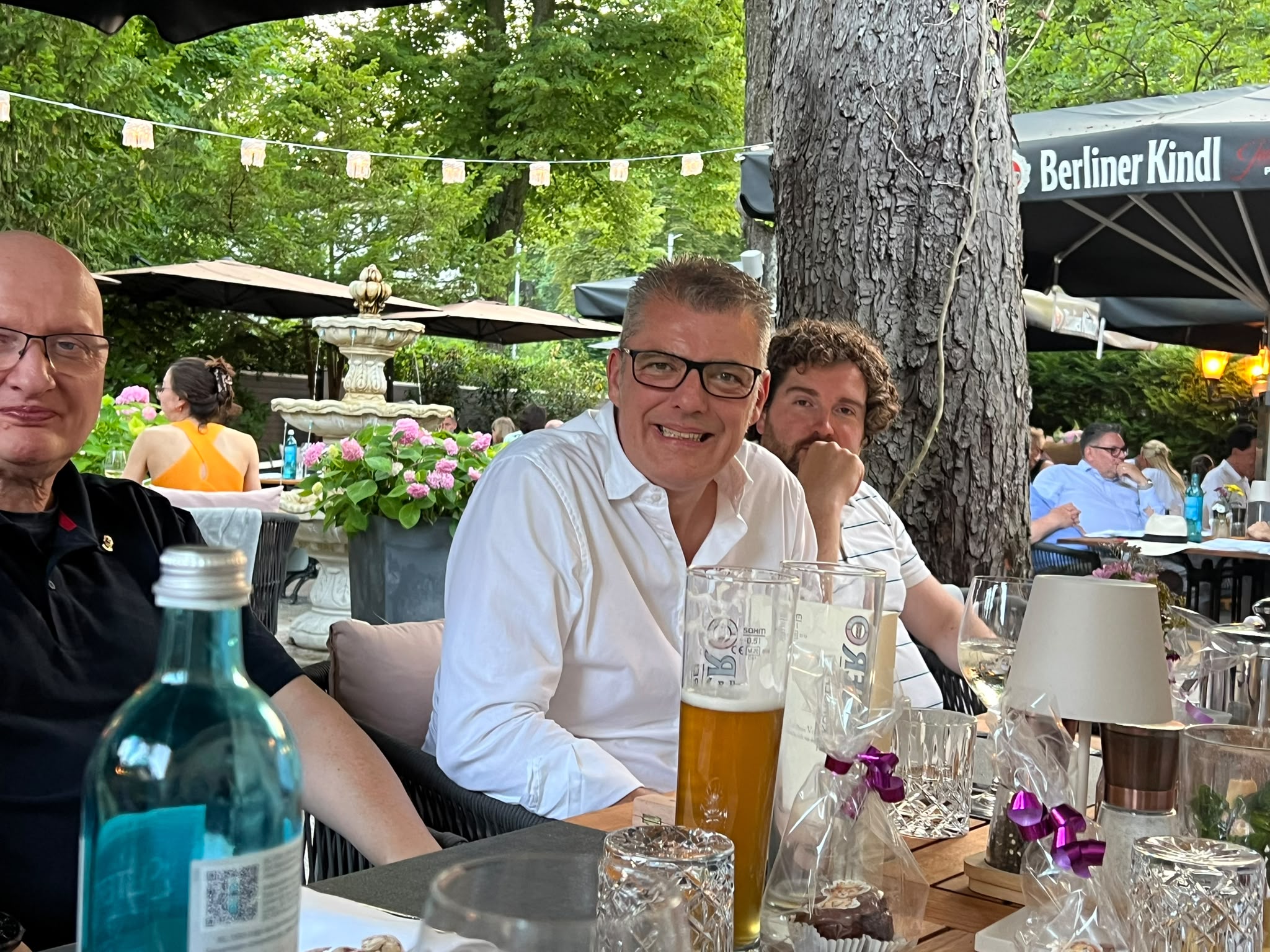 Personen sitzen am Tisch