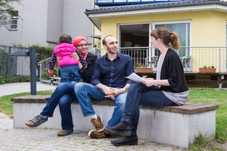 Eine Familie sitzt im Garten des Ronald McDonald Hauses