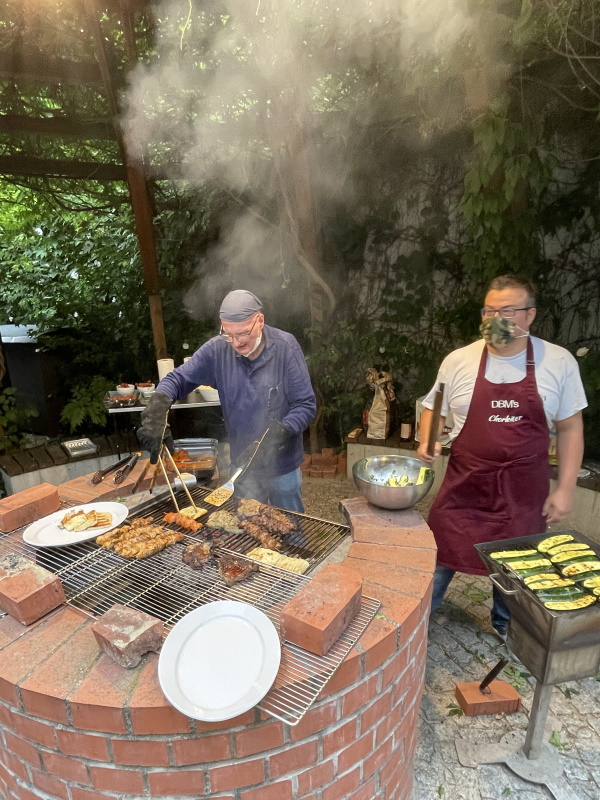 Zwei Männer stehen vor zwei Grills