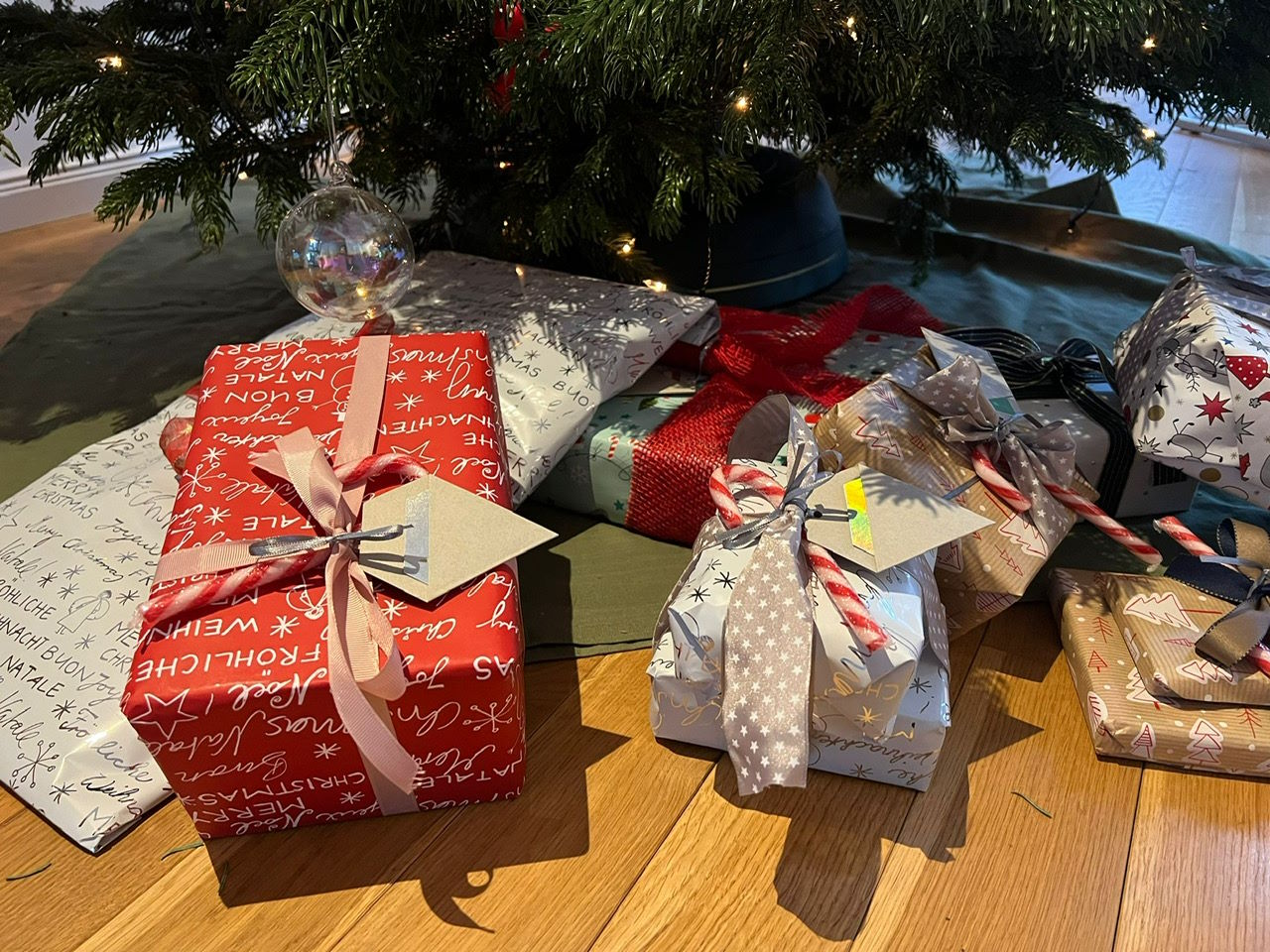 hübsch eingepackte Geschenke für die Kinder unter dem Weihnachtsbauf