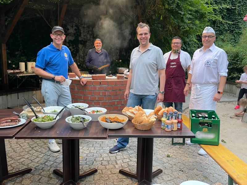 Lionsfreunde haben ein Buffet für die Gäste des Ronald McDonalds Hauses bereitet